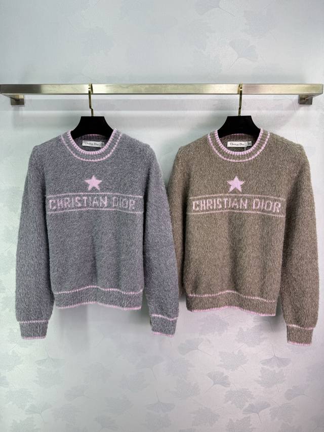 Dio* 2025秋冬新款钩花字母针织毛衣！定制羊毛马海毛纱线织造 柔软舒适 洋气显瘦 圆领套头毛衣剪裁 通体包边饰以弹力螺纹贴合收紧 利落精致优雅感拉满 胸前