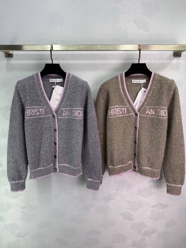 Dio* 2025秋冬新款钩花字母V领长袖开衫！定制羊毛马海毛纱线织造 柔软舒适 洋气显瘦 V领开衫剪裁 通体包边饰以弹力螺纹贴合收紧 利落精致优雅感拉满 胸前