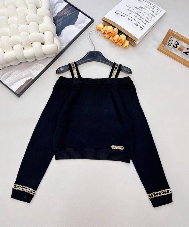 Chanel新款漏肩链条长袖针织上衣，这款小香风漏肩链条长袖针织上衣，以Chanel标志性的优雅基因，演绎出独树一帜的时尚腔调。 设计亮点：细节处见真章 漏肩廓