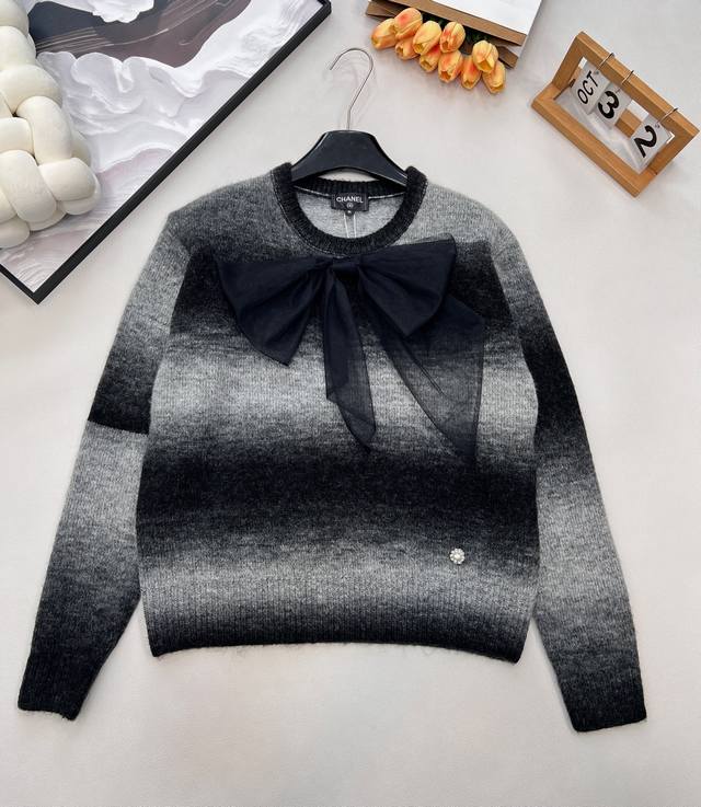 Chanel2025新款网纱蝴蝶结晕染圆领毛衣，定制Yb羊绒纱线织造，舒适保暖，毛感明显，圆领毛衣宽松版型，落肩充满松弛感，袖口下摆螺纹包边，弹力十足，通体黑灰