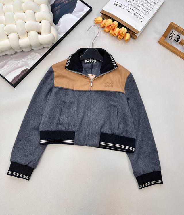 Miu Miu2025新款字母贴片翻领毛呢外套，定制Yb进口羊毛羊绒呢材质 毛绒肌理 柔软舒适 拼色毛呢肌理明显 给常规外套增添意式复古风情 翻领短款版型剪裁