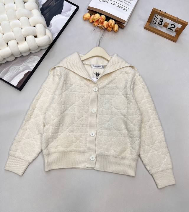 Dior 秋冬新品海军大翻领开衫毛衣超级火爆经典系列来，经典藤条纹纹路清晰 毛绒紧密厚实 宽松廓形 简约舒适经典款袭秋日慵懒风，垂感十足的针织毛衣后背蝴蝶的刺绣