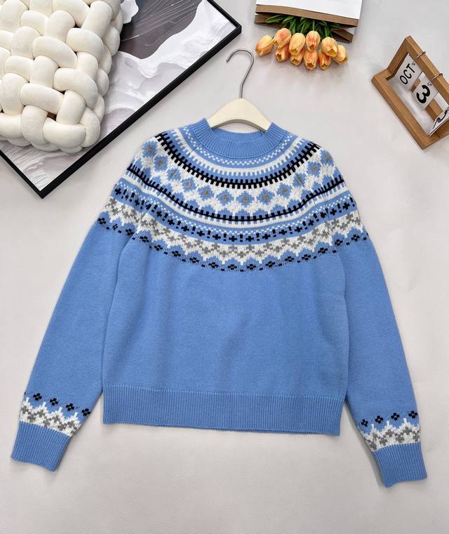 Miumiu2025新款重工钩花圆领套头毛衣，定制Yb羊毛针织材质，质感高级，舒适柔软，圆领长袖针织套头毛衣，领口袖口螺纹包边与衣摆相呼应，环脖点缀费尔岛北欧风