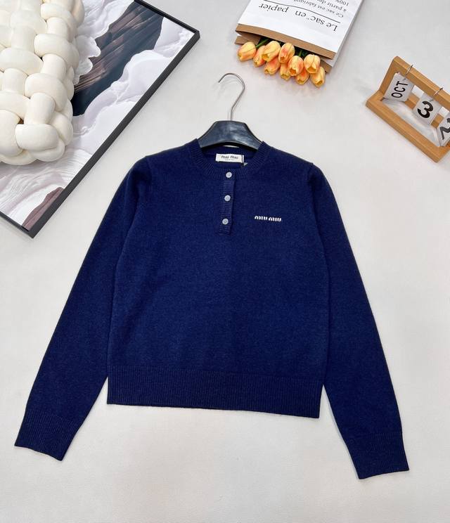 Miumiu2025新款纽扣半开襟针织长袖，定制Yb羊毛纱线织造，质感高级，舒适柔软，圆领针织长袖剪裁，通体竖坑条针织肌理包边，配合半开襟纽扣露肤，修饰肩颈轻松