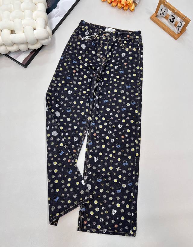 Chanel新款小香风Chanel 2025B秋冬新款系列，3D打印彩色满印双色黑白牛仔裤～大胆的秀场设计弛感与90年代复古风完 美结合。这一季主打黑白，清新又