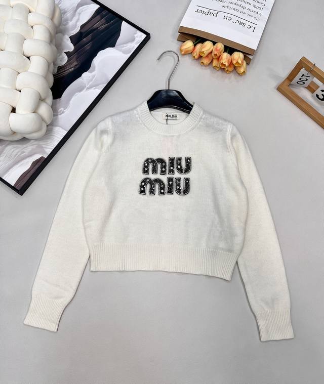 Miumiu字母串珠针织毛衣 弥漫复古Feel的美式学院风，运动休闲设计糅合摩登女性气质 平针针织工艺质感正面Miu字母主题串珠徽标点缀视觉设计平添精致格调 贴