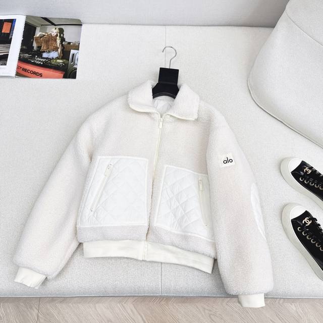 强烈推荐 Mc25Ss 秋冬最新款超多博主明星都在穿的毛绒夹棉外套 菱格夹棉设计 暖呼呼的冬日必备 很有氛围感 短款拼接螺纹设计 是比较休闲和运动风的 短款很显