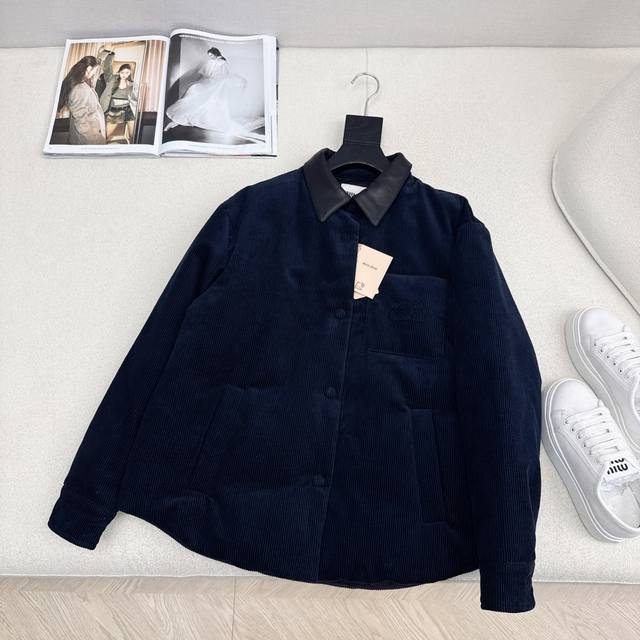 原单品质 Miu 25Ss 秋冬新品 灯芯绒拼皮领衬衣式羽绒服Yyds减龄少女风 经典立体剪裁H版型时髦又帅气 定位字母Logo绣花 国标90白鸭绒填充 原版定
