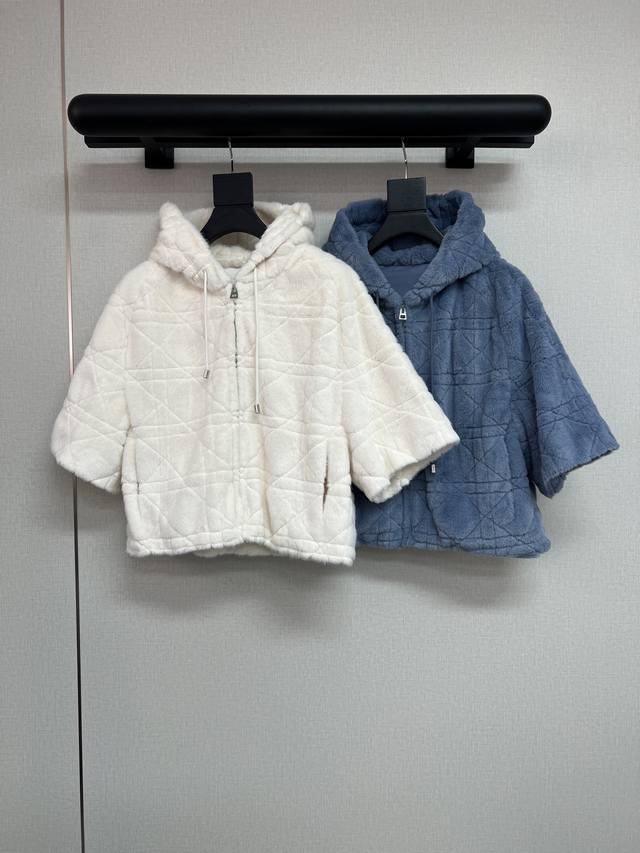 高品质Di*R 2025秋冬皮草系列 采用环保水貂绒面料 质感非常好 毛毛非常顺滑软糯 连帽卫衣的设计休闲年轻 定制的拉链抽绳设计 7分袖更显年轻活力 内里搭配