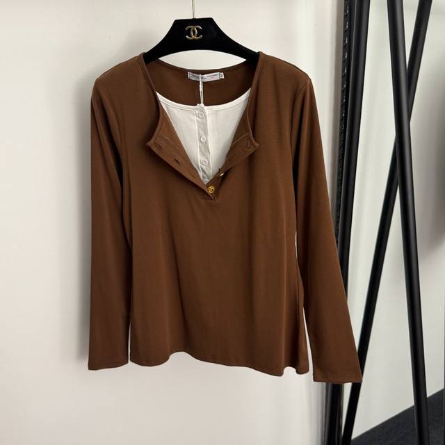 款号20256571 Schiaparelli*新款 假两件拼接半开扣长袖T恤打底衫上衣，白色，红色，咖色，黑色，S-Xl， M码：肩宽37，胸围88，袖长59