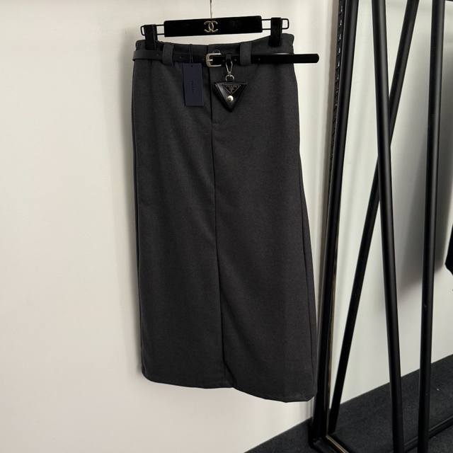 款号20257145 prad*新款 通勤气质三角小包挂饰高腰中长款西装半裙，配腰带，深灰色，藏蓝色，黑色，S-Xl， M码：腰围72弹力，长88，重量：0.5