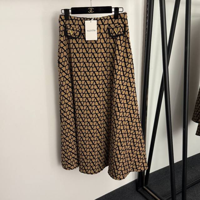 款号20257144 Valentin*新款 老花植绒V字母高腰显瘦半裙，卡其色，卡其色，红色，灰色，S-Xl， M码：腰围70弹力，长91，重量：0.630K