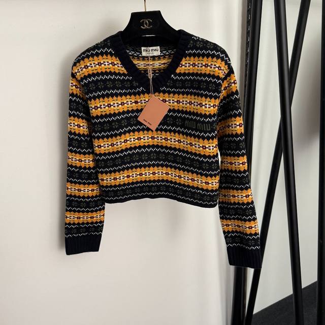 款号20257132 Miumi*新款 复古撞色钩织V领长袖羊毛针织衫，拼色，Sml， M码：肩宽43，胸围98，袖长53，长44；重量：0.350Kg .