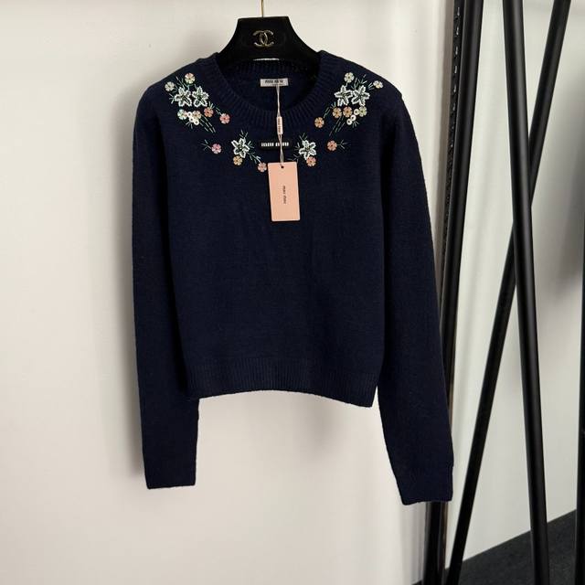 款号20257129 Miumi*新款 亮片钉珠立体花朵装饰套头长袖针织衫，紫色，藏蓝色，蓝色， 均码：肩宽36，胸围90，袖长66，长51；重量：0.315K