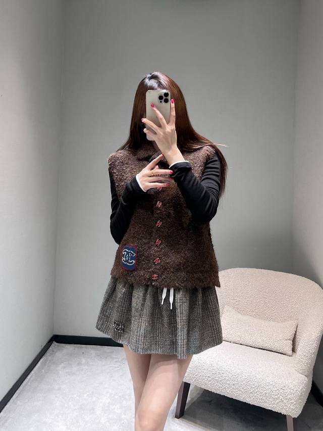 Chan*1 2025高级手工坊成衣系列 毛绒马甲。复古奢感与柔软暖意的碰撞。选用蓬松柔软的毛绒面料，触感细腻且保暖性出众，经典翻领设计利落有型，门襟处点缀品牌