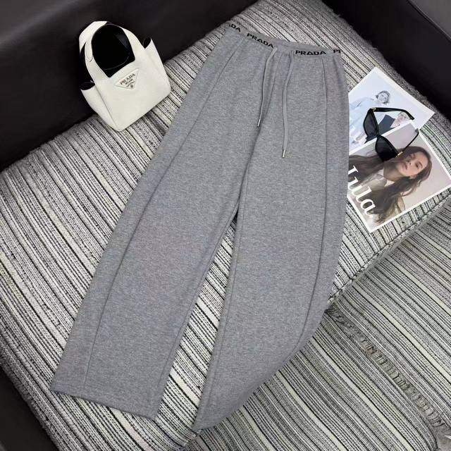 强烈推荐 25年早秋冬系列 pra*新款字母松紧腰弯刀休闲裤 三角标口袋点缀 三色Sml .