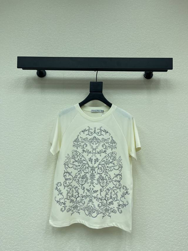 Dio*26早春新款圆领刺绣短袖T恤。定制Yb斜纹全棉材质，质感高级，柔软舒适，常规短袖T恤裁剪，采用克重棉制成，略带有弹力，呈现显瘦视觉效果，大身以花朵藤蔓等