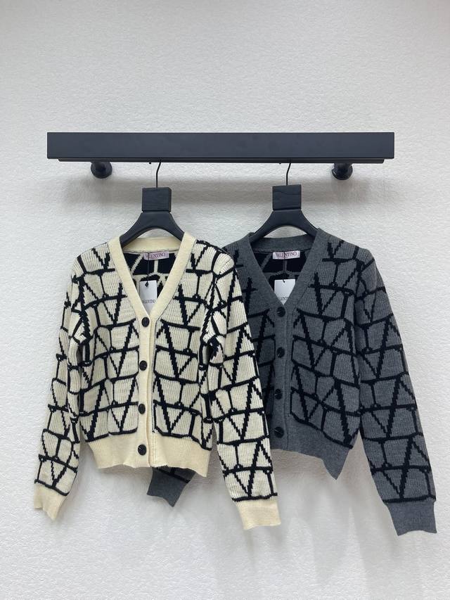 Valentin*25秋冬新款V领提花针织长袖开衫！定制羊毛纱线织造 质感高级 弹力舒适 V领针织长袖开衫剪裁 成衣以同色系螺纹包边收窄 设计保持统一调性 整体