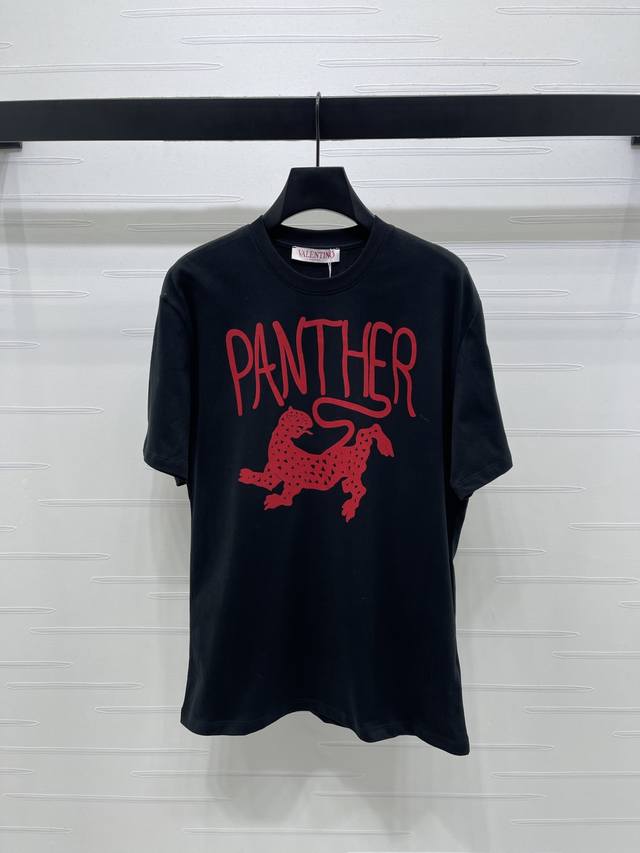 上新原单高端品质 Valentin*2025秋冬最新系列！圆领帖布短袖 定制Yb斜纹全棉材质 透气舒适 质感十足 宽松短袖T恤裁剪 凸显品牌格调 采用克重纯棉制