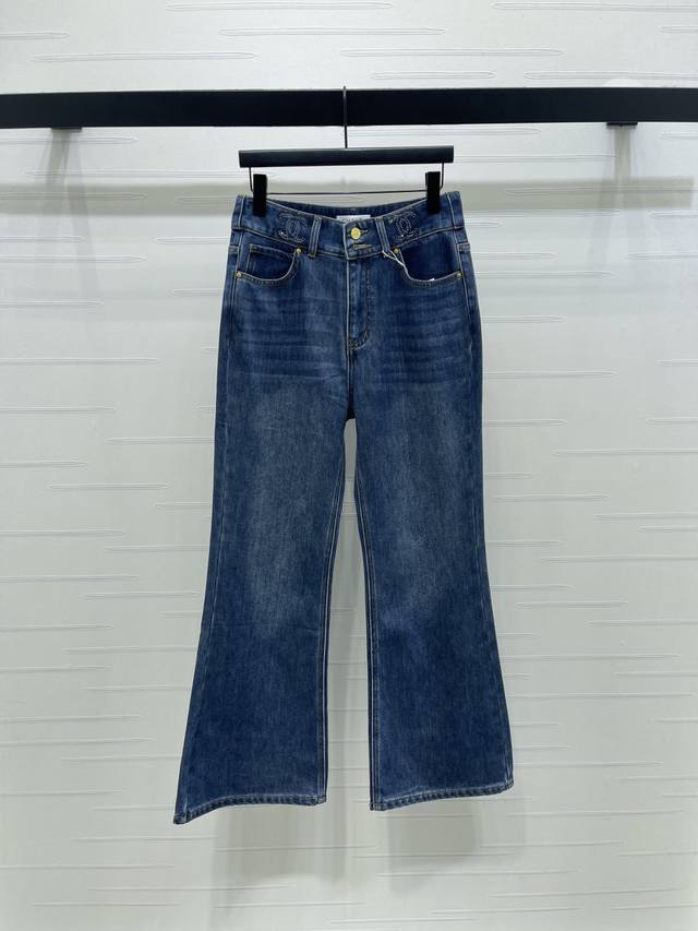 上新原单高端品质 Chane* 2025秋冬最新系列！新款烫钻刺绣双C腰部设计喇叭牛仔裤！独家Yb开发！高版出品！面料是非常舒适牛仔棉面料，最不挑腿型的直筒阔腿