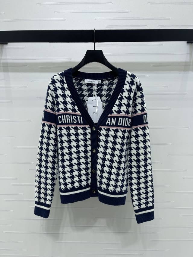 上新原单高端品质 Dio* 2025秋冬最新系列！秋冬新款V领针织开衫，黑白千鸟格+深蓝撞色，袖口和领口有“Christian Dior”字样，品牌感满满+。高
