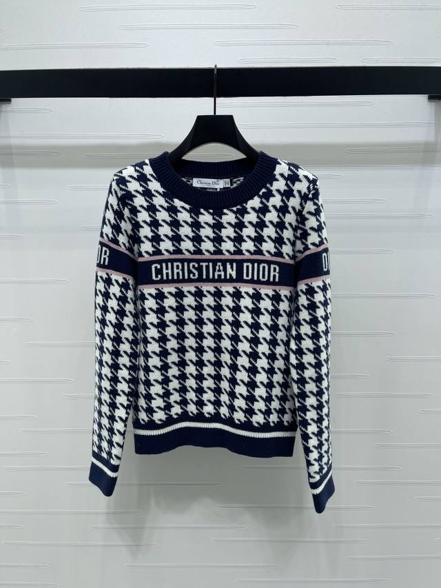 上新原单高端品质 Dio* 2025秋冬最新系列！秋冬新款圆领针织长袖，黑白千鸟格+深蓝撞色，袖口和领口有“Christian Dior”字样，品牌感满满+。高