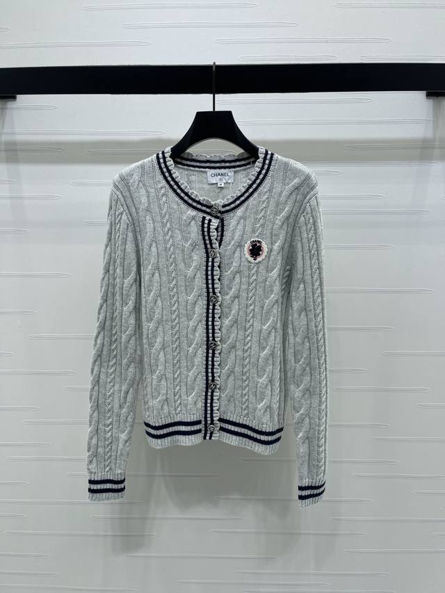 上新原单高端品质 Chane* 2025秋冬最新系列！麻花纹理花边圆领开衫！定制Yb羊毛材质 亲肤软糯 密实细腻 成衣超重工麻花编织 多种走针排列突出细节质感