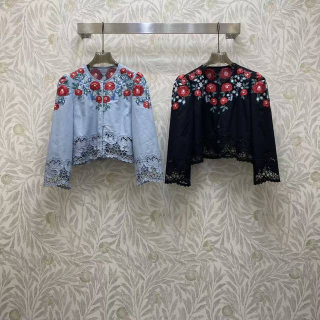 Di★ 2026 Sp 这款亚麻刺绣衬衣将复古风情拉满。浅蓝如春日晴空， 藏青似午夜星河，精致的花卉刺绣在衣身绽放，蕾丝下摆漾起优雅弧度，颜色:图片2色，面料: