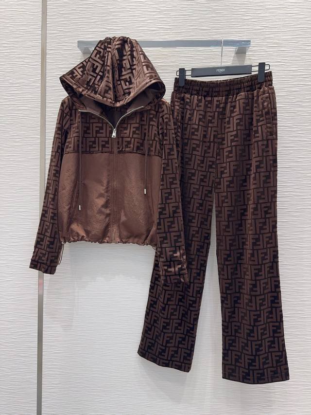 Fend*2025Fw新款套装 丝绒拼接面料 人人都能驾驭。高密度时髦休闲风 Vintage帅气 中古风 贴合舒适与时髦的双需求能融入每个日常的穿搭场景中。俏皮