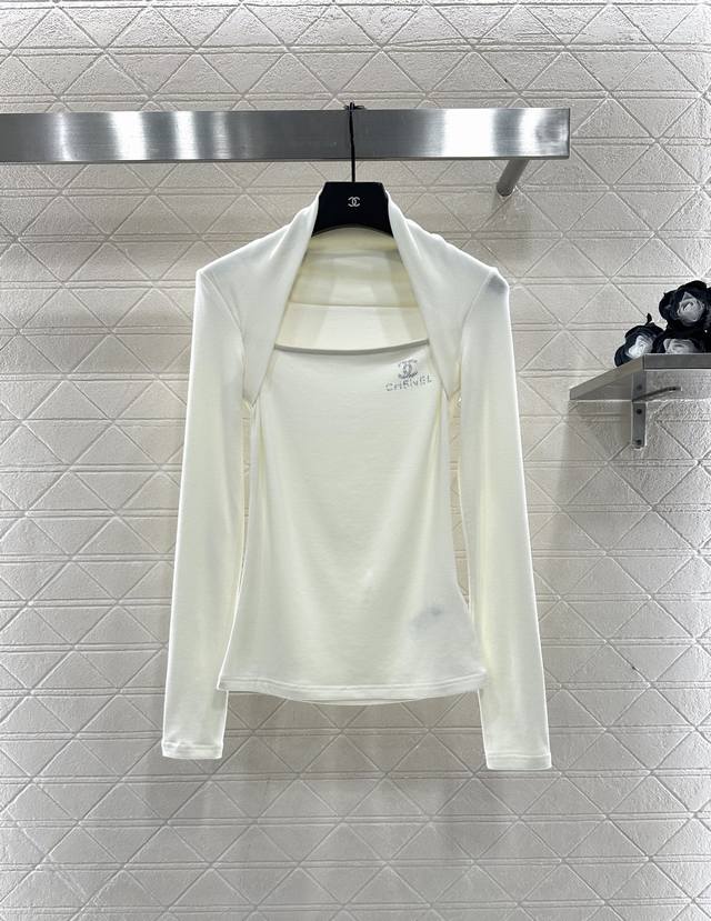 Chane*2025新品上架 修身烫钻上衣 定制Yb进口棉毛材质，质感舒适，弹力好穿，平口绕肩长袖上衣裁剪，腋下环绕至肩膀两侧的层叠式设计，遮挡副乳露出锁骨更显