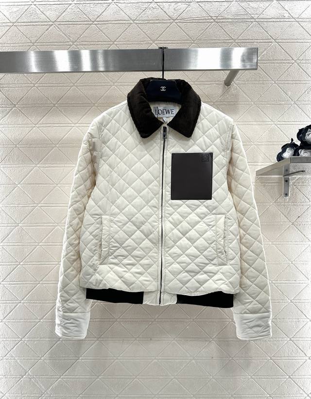 Loew*2025新品上架 灯芯绒领菱格纹棉服外套 定制Yb防风防水尼龙材质，羽绒棉填充内里，整件轻盈保暖，灯芯绒领碰撞，下摆螺纹包边撞色呼应，翻领拉链外套，通