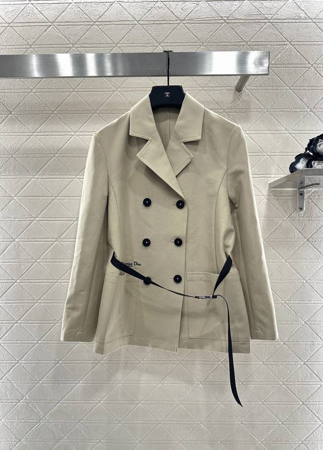 Dio*2025新品上架 翻领双排扣腰带风衣 定制Yb斜纹全棉风衣材质，挺括有型，质感高级，枪驳领中长款风衣，前襟双排扣设计提升衣服层次感，金属重工按扣腰带融入