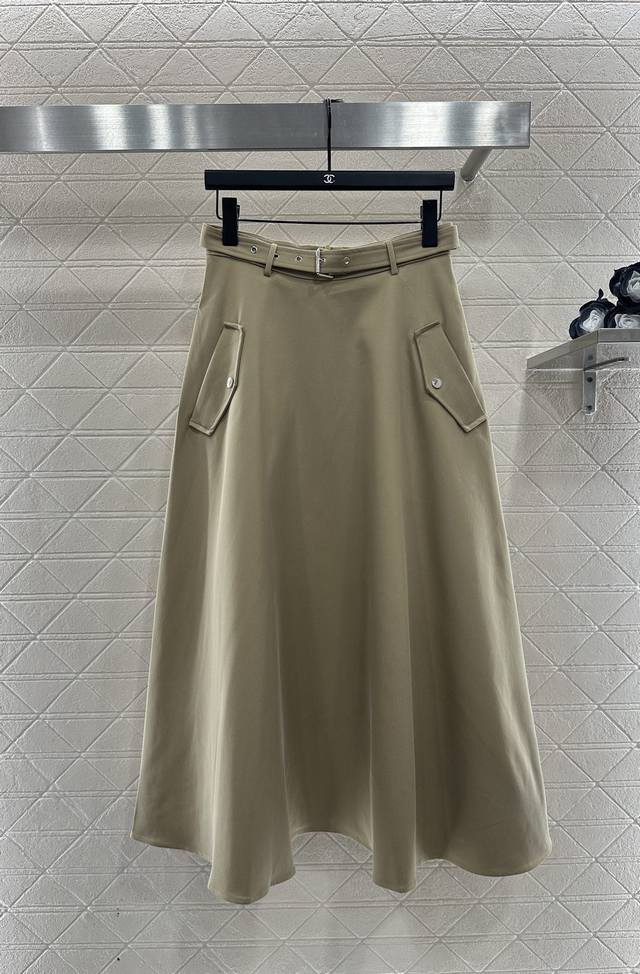 Dio*2025新品上架 连帽风衣外套半裙套装 定制Yb进口风衣材质，挺括有型，质感高级，微A风衣外套，帽领露出内衬满铺字母元素，配合蜜蜂Cd字母，不经意彰显奢