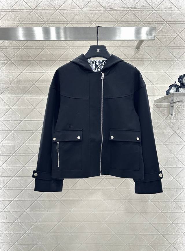 Dio*2025新品上架 连帽风衣外套半裙套装 定制Yb进口风衣材质，挺括有型，质感高级，微A风衣外套，帽领露出内衬满铺字母元素，配合蜜蜂Cd字母，不经意彰显奢