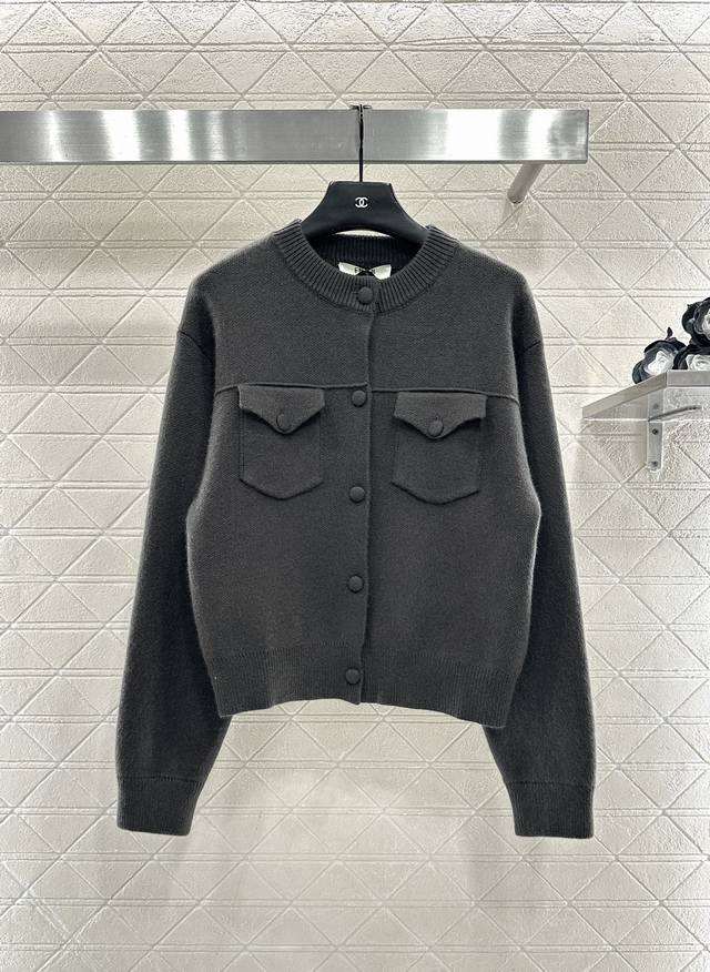 Fend*2025新品上架 对称口袋针织开衫 定制Yb羊毛纱线织造，密度细针织造，清晰毛感肌理，舒适亲肤，圆领落肩常开衫剪裁，通体以弹力十足的竖坑条螺纹包边，大