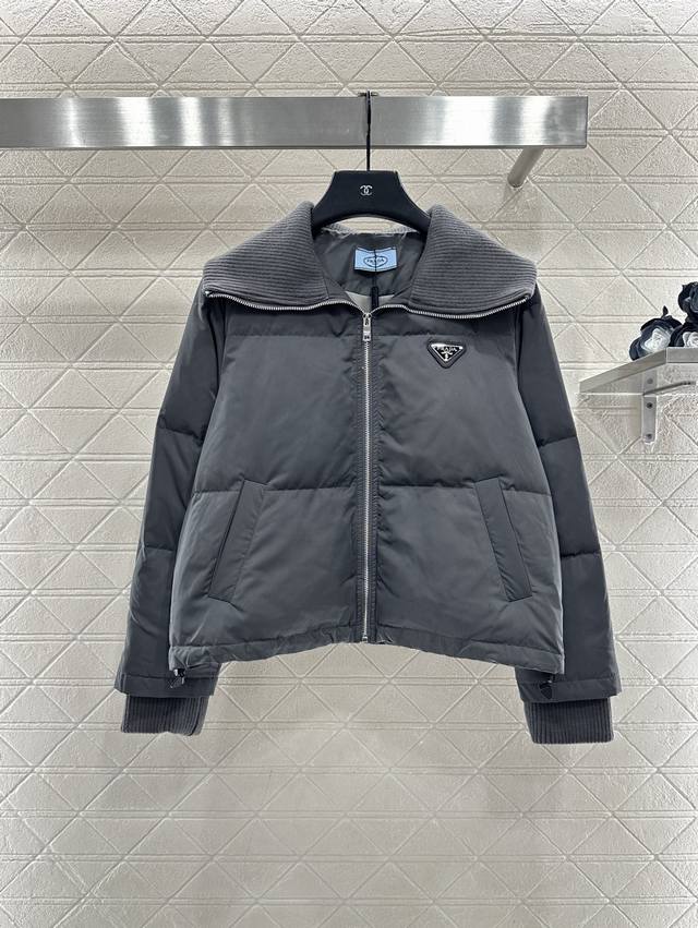 prad*2025新品上架 针织翻领拉链羽绒服 定制Yb防风防水尼龙材质，羽绒填充内里，整件轻盈保暖，同色系针织大翻领作为设计亮点，袖口弹力螺纹呼应，配合大身拉