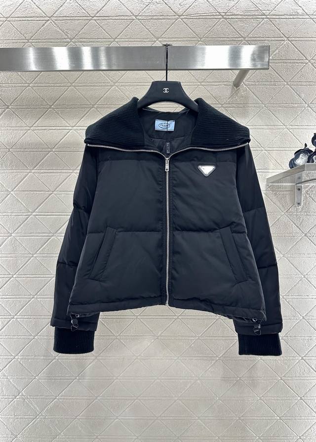 prad*2025新品上架 针织翻领拉链羽绒服 定制Yb防风防水尼龙材质，羽绒填充内里，整件轻盈保暖，同色系针织大翻领作为设计亮点，袖口弹力螺纹呼应，配合大身拉