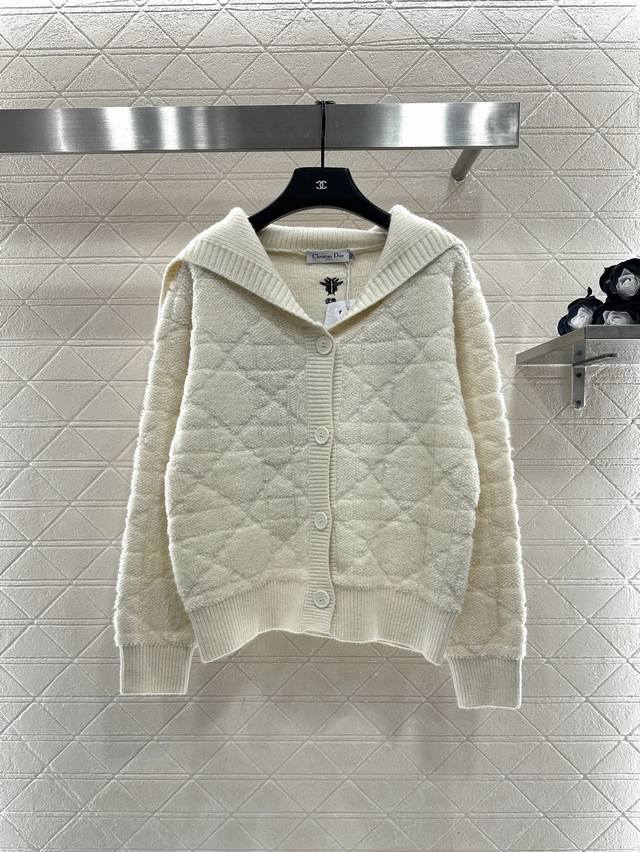 Dio*2025新品上架 藤格纹披肩针织外套 定制Yb羊绒羊毛针织材质，舒适保暖，质感上乘，披肩外套版型，领边后侧平口字母徽标刺绣装饰，海军风形式突出甜美气息，