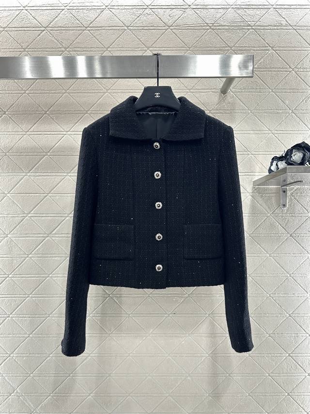 Chane*2025新品上架 格纹粗花呢珠片洋装外套 定制Yb进口粗纺羊毛呢材质，肌理明显，质感上乘，粗花毛呢面料塑造小香风典范，翻领正肩洋装外套，直筒版型包容