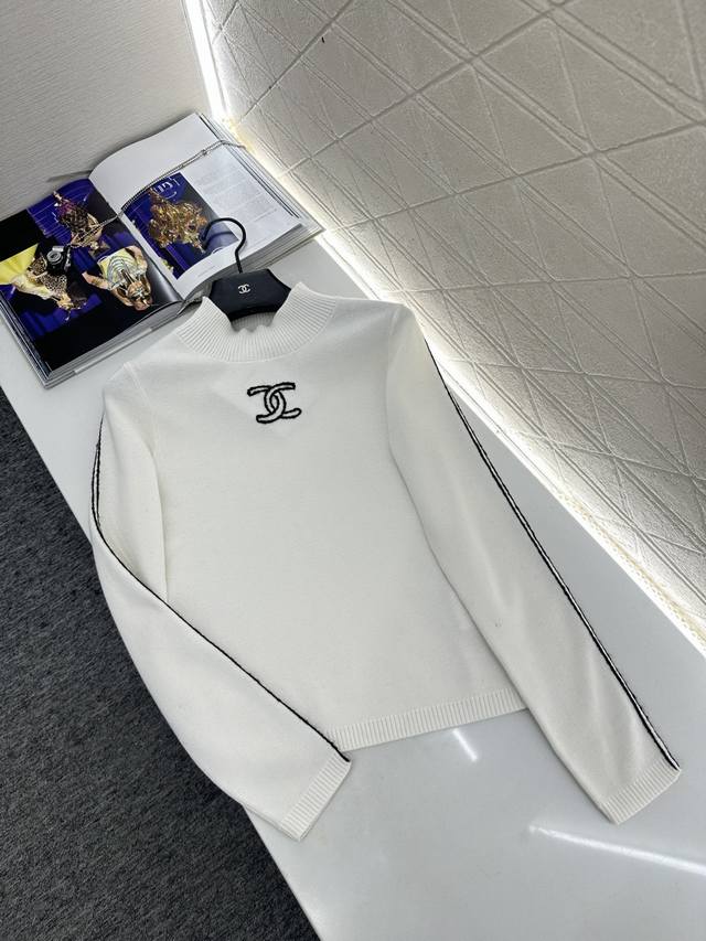 Chane*2025新品上架 立领针织打底 25Coco滑雪系列#定制Yb羊毛纱线织造，质感细腻，穿搭舒适，立领打底剪裁，以弹力坑条螺纹包边收窄，胸前刺绣双C徽