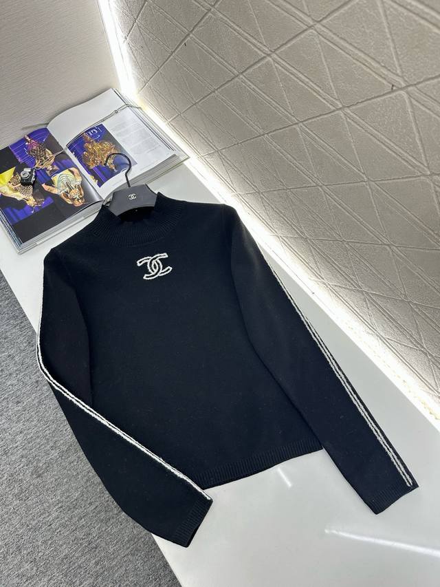 Chane*2025新品上架 立领针织打底 25Coco滑雪系列#定制Yb羊毛纱线织造，质感细腻，穿搭舒适，立领打底剪裁，以弹力坑条螺纹包边收窄，胸前刺绣双C徽