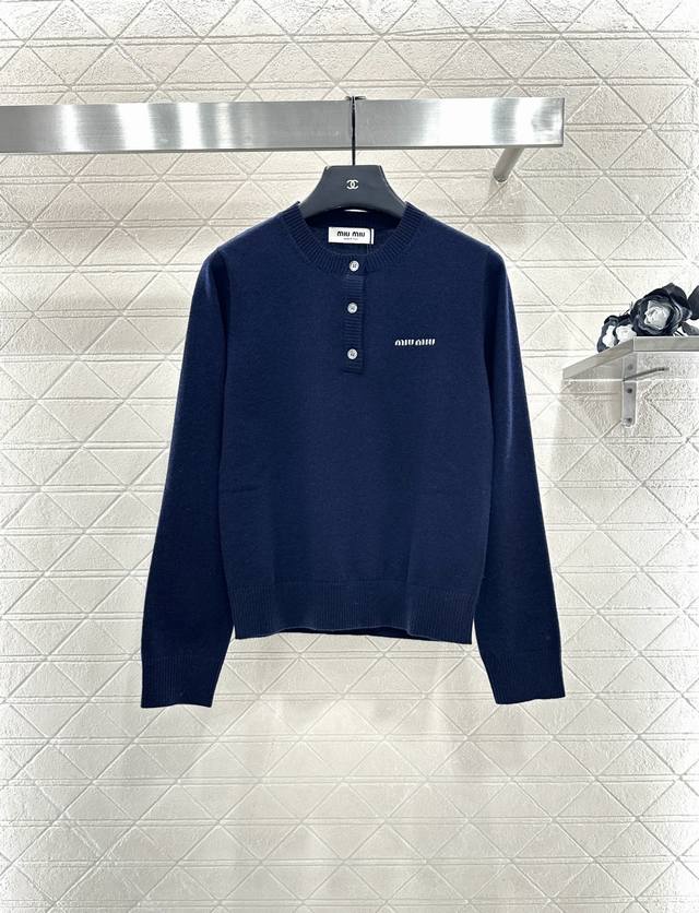 Miumi*2025新品上架 纽扣半开襟针织长袖 定制Yb羊毛纱线织造，质感高级，舒适柔软，圆领针织长袖剪裁，通体竖坑条针织肌理包边，配合半开襟纽扣露肤，修饰肩