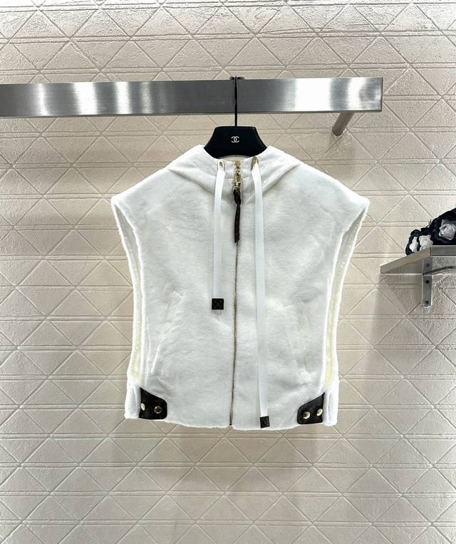 Louis Vuitto*2025新品上架 连帽毛绒坎肩马甲 定制Yb进口短毛绒材质，质感光泽，软糯亲肤，连帽拉链马甲版型，大身百搭素色，拉链皮扣以四叶草元素和