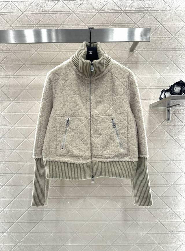 Dio*2025新品上架 两面穿羊羔毛夹克外套 定制Yb进口材质，质感细腻，穿搭舒适，立领拉链夹克外套，两面穿设计理念，一面藤格纹羊羔毛，颗粒明显毛绒保暖，一面