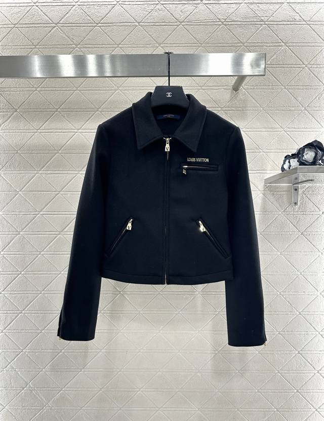Louis Vuitto*2025新品上架 毛呢翻领夹克外套 定制Yb进口毛呢材质，肌理明显，挺括有型，翻领夹克外套版型，拉链开襟以镂空字母徽标点缀，斜裁拉链口