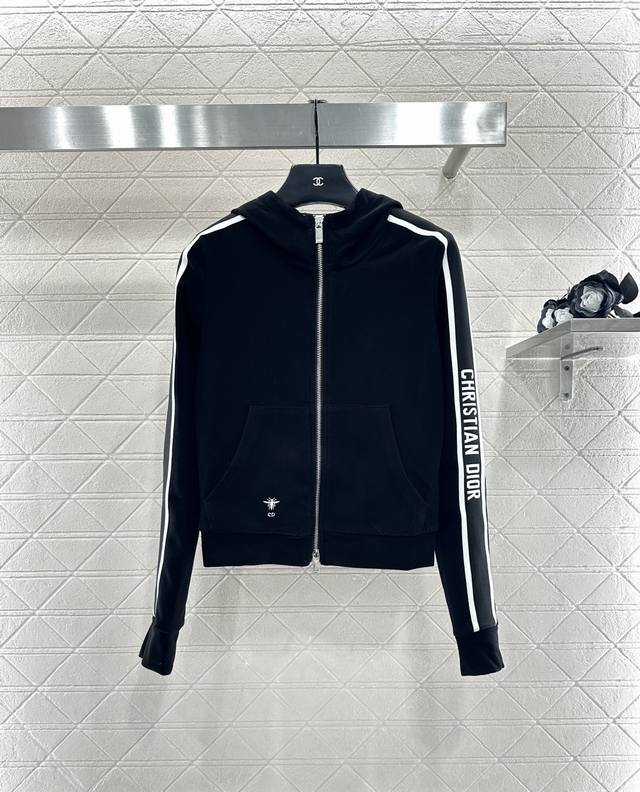 Dio*2025新品上架 连帽织带外套长裤套装 定制Yb进口材质，秋冬保暖厚度，舒适有型，连帽拉链外套长裤套装，连帽抽绳调节，肩膀延伸至袖口点缀撞色织带字母徽标