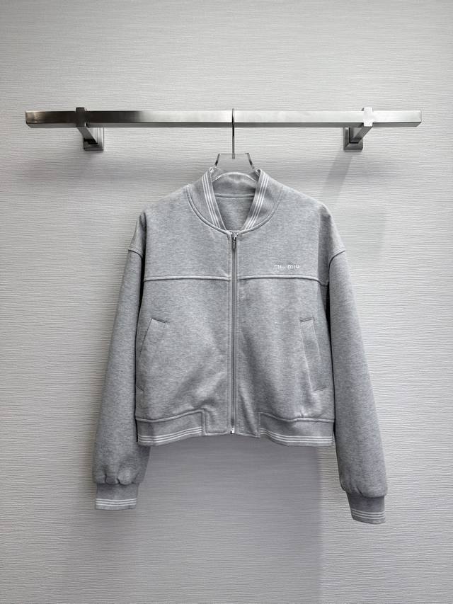 Miumi* 25Ss新款螺纹领夹克外套 字母绣花装饰 高品质 两色三码Smlb808p.