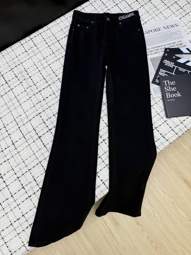 25Fw 腰间刺绣经典Logo微喇牛仔裤 后袋手工缝钻Logo点缀 超级精致 十分显瘦百搭 面料带有弹性 修身不紧绷 上身立显长腿效果 两色26-27-28-2