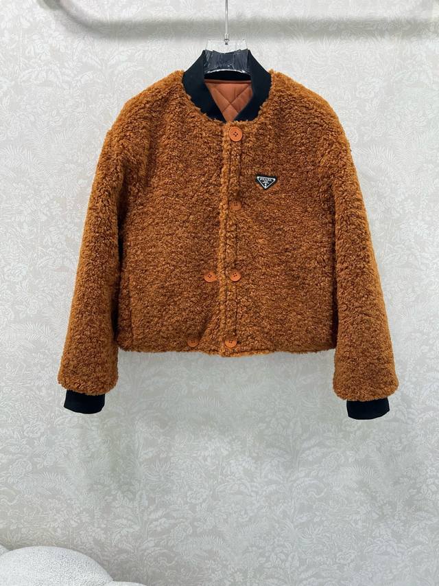 双面 prad* 25新款双面穿撞色立领菱格外套！定制进口材质 提升秋冬御寒功能 加厚绒毛填充内里 整件厚实轻盈保暖 通体采用菱格压纹搭配同色系纽扣点缀设计丰富