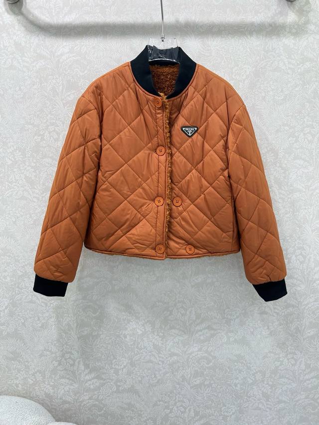 prad* 25新款双面穿撞色立领菱格外套！定制进口材质 提升秋冬御寒功能 加厚绒毛填充内里 整件厚实轻盈保暖 通体采用菱格压纹搭配同色系纽扣点缀设计丰富实用